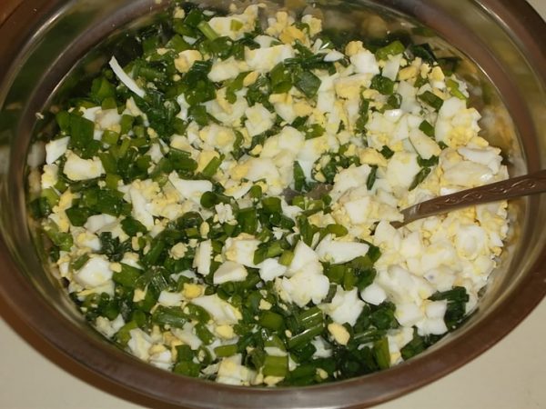 Измельчённые варёные яйца и зелёный лук в миске