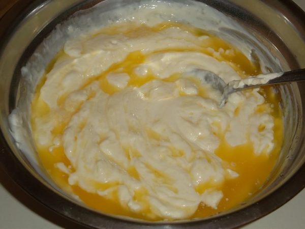 Сметана, растопленное сливочное масло и взбитые яйца в большой металлической миске