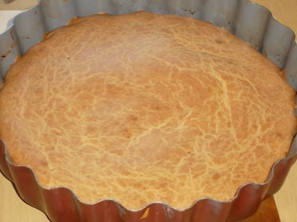 Готовый заливной пирог в форме для выпекания