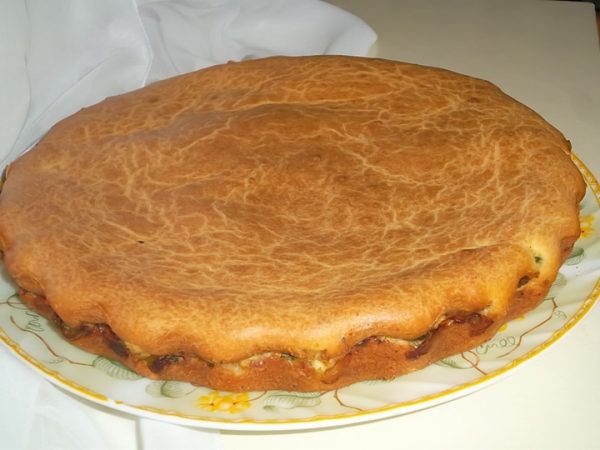 Заливной пирог на большой тарелке