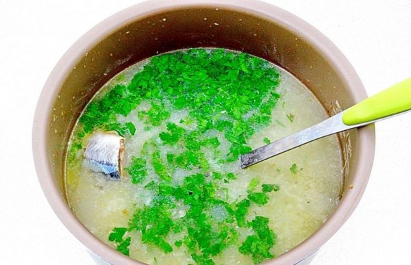 Рыбный суп со свежей зеленью в чаше мультиварки