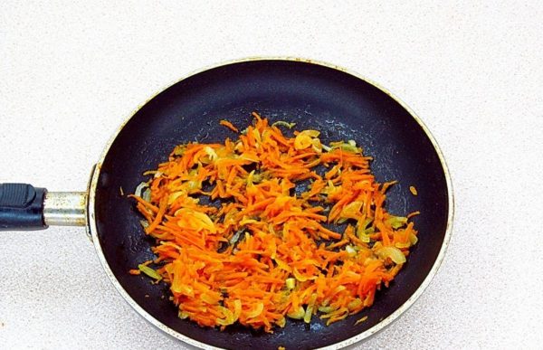 Обжаренный лук с морковью в сковороде