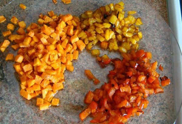 Нарезанные кубиками и обжаренные морковь и болгарский перец на тарелке