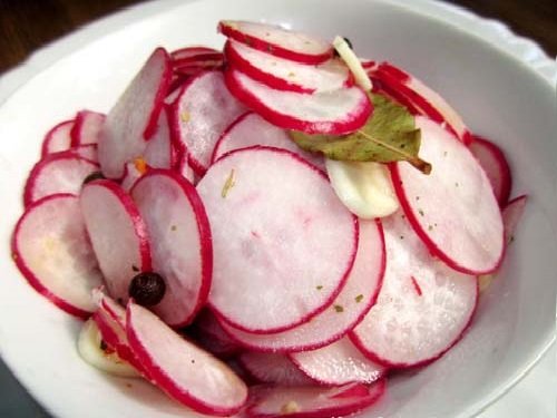 Нарезанный кружочками редис