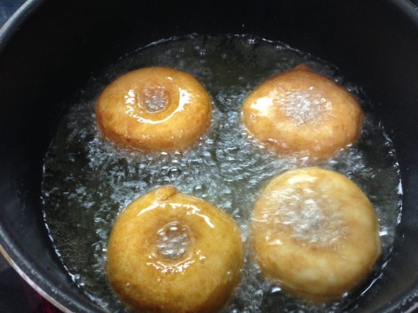 Обжаривание лимонно-медовых пончиков