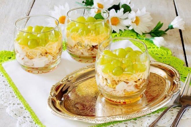 Фото Салат с ананасом, курицей и виноградом