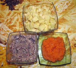 Порезанные продукты для супа из рыбной консервы Порезанный кубиками картофель измельченный лук и морковь