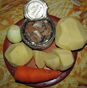 Продукты для рыбного супа из консервы Рыбная консерва очищенный картофель и морковь ингредиенты