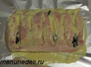 Фаршированный кусок мяса перед выпечкой Свинина с черносливом обмазанная соусом