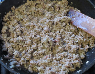 Обжареный фарш Измельченное мясо обжаривается на сковороде с луком