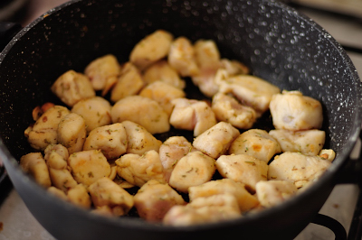 Готовим мясо Курица обжаривается в растительном масле с розмарином