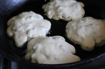 Последние добавления к беляшам Поверх мясной начинки наливается еще один слой теста