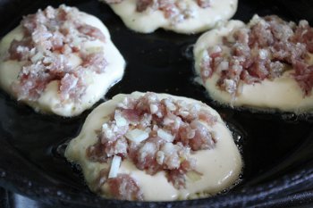 Накладываем мясную начинку На тесто на сковороде выкладывается фарш
