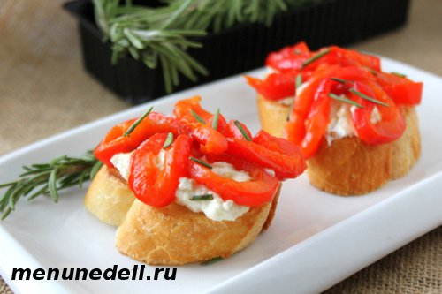 Вкусная и яркая закуска Бутерброды с творогом и запеченным болгарским перцем
