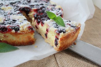 Получается очень красиво и очень нежно! Отрезанный кусочек из готового пирога с черной смородиной и творогом