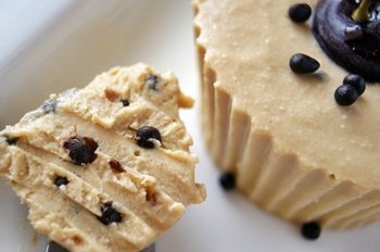 И вкусный десерт готов! Кусочек и готовое мороженое из творога и сгущенного молока