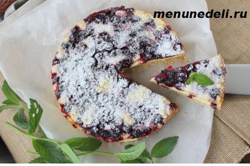 Вкусный десерт Готовый пирог с черной смородиной и творогом