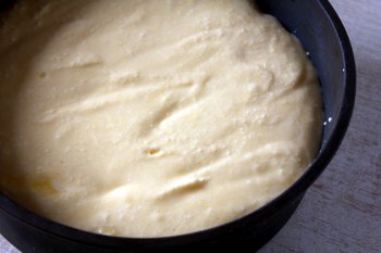 Выкладываем творог с яйцом и сахаром Творожная масса поверх крошки из теста в форме
