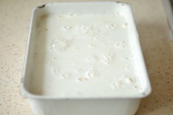 Залитый пирог Слои из яблок и муки с манкой в форме залиты закипевшим молоком