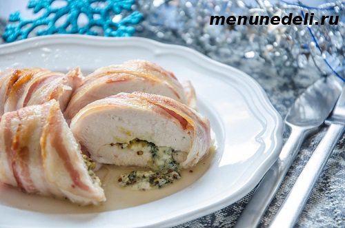 Быстрое и изысканное блюдо Рецепт приготовления куриных грудок с голубым сыром в беконе
