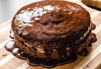Осталось пропитаться и застыть Торт прага покрытый шоколадной глазурью