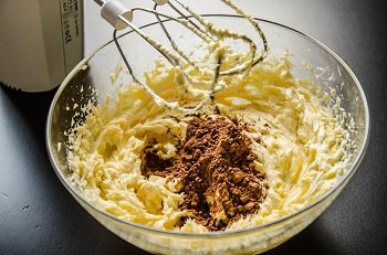 Добавляем какао взбиваем все продукты в последний раз