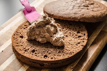 Промазываем коржи Разделенный на 3 части бисквит смазывается кремом