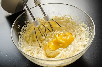 Соединяем продукты Взбиваем масло с заварным кремом миксером