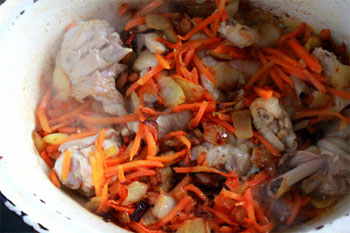 Лук, морковь и мясо К овощам добавить курицу и обжарить все вместе
