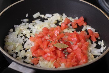 Соус для рататуя Помидоры с луком чесноком и специями тушатся на медленном огне