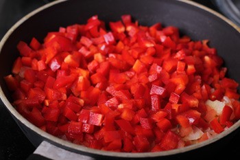 Добавление в соус для рататуя перца Очищенный и порезанный кубиками болгарский перец добавляется к томатной смеси