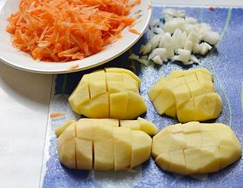 Картофель нарезать небольшими кубиками морковь потереть на крупной терке