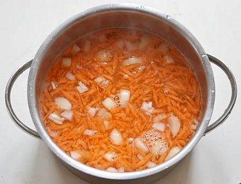 Картофель морковь лук залить водой довести до кипения затем положить фрикадельки