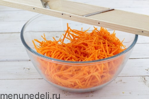 Салат с морковью, черносливом и курицей Салат с морковью, черносливом и курицей