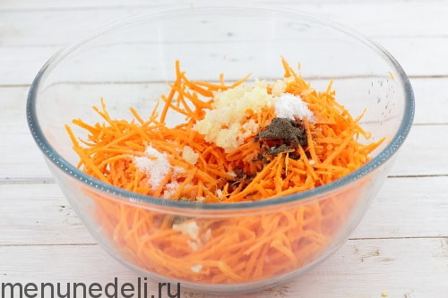 Салат с морковью, черносливом и курицей Салат с морковью, черносливом и курицей