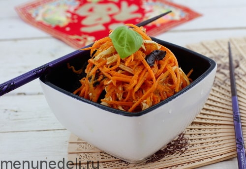 Салат с морковью, черносливом и курицей Салат с морковью, черносливом и курицей