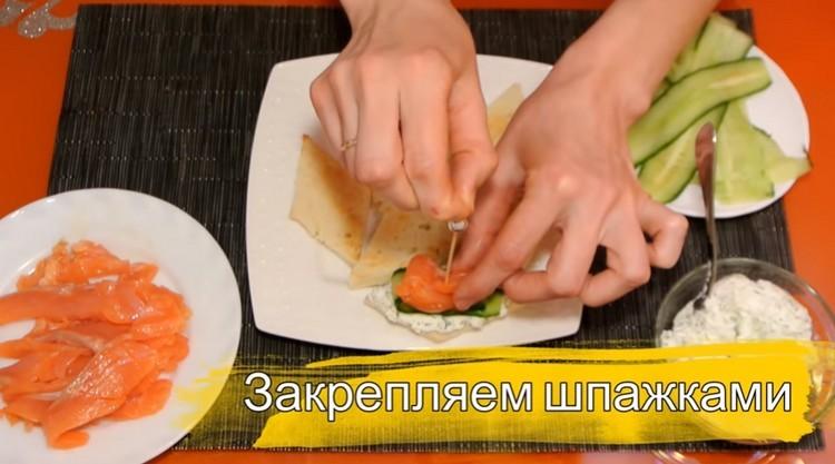 Закрепляют шпажкой