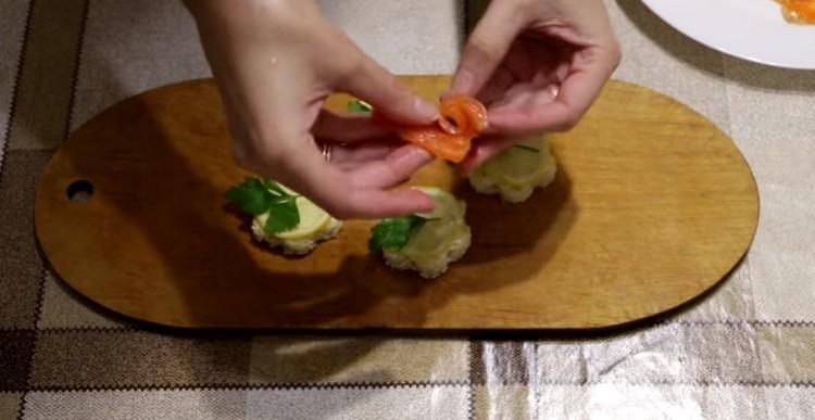 Сворачивают рыбку