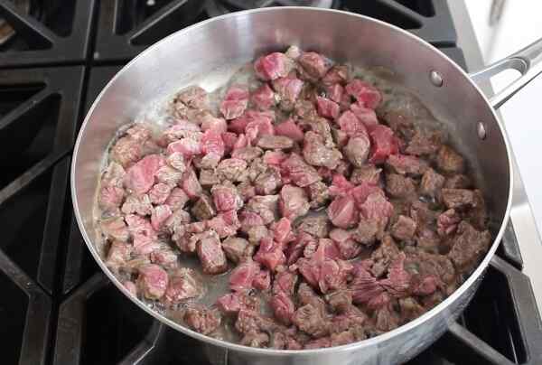 Как приготовить поджарку из свинины с подливкой