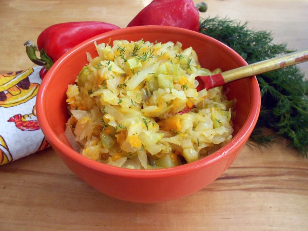 Капуста, тушенная с кабачками