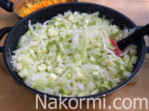 Капуста, тушенная с кабачками