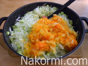 Капуста, тушенная с кабачками