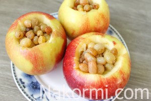 Запеченные яблоки с медом и изюмом