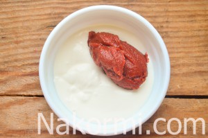 Сметанно-томатный соус с чесноком и зеленью