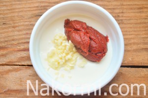 Сметанно-томатный соус с чесноком и зеленью