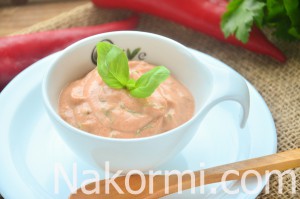 Сметанно-томатный соус с чесноком и зеленью
