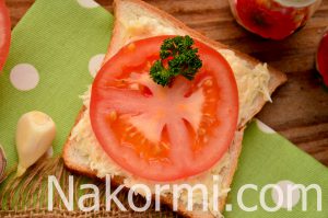 Бутерброды с помидорами, сыром и чесноком