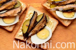 Бутерброды со шпротами, соленым огурцом и яйцом