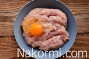 Куриные котлеты с чесноком и жареным луком