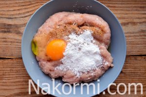 Куриные котлеты с чесноком и жареным луком